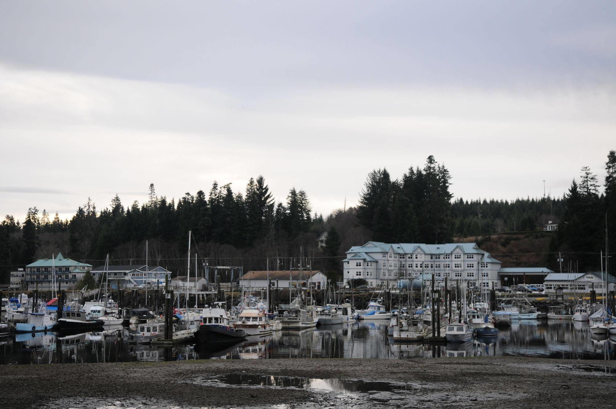 Quarterdeck Inn Port Hardy Eksteriør billede